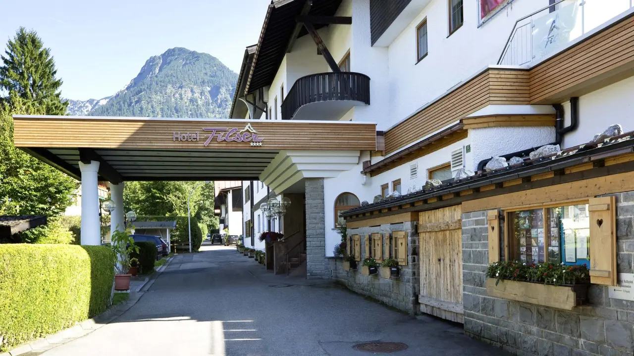 Filser - Hotel Oberstdorf in Oberstdorf – Außenansicht mit Bergblick | Wellnesshotel Allgäu
