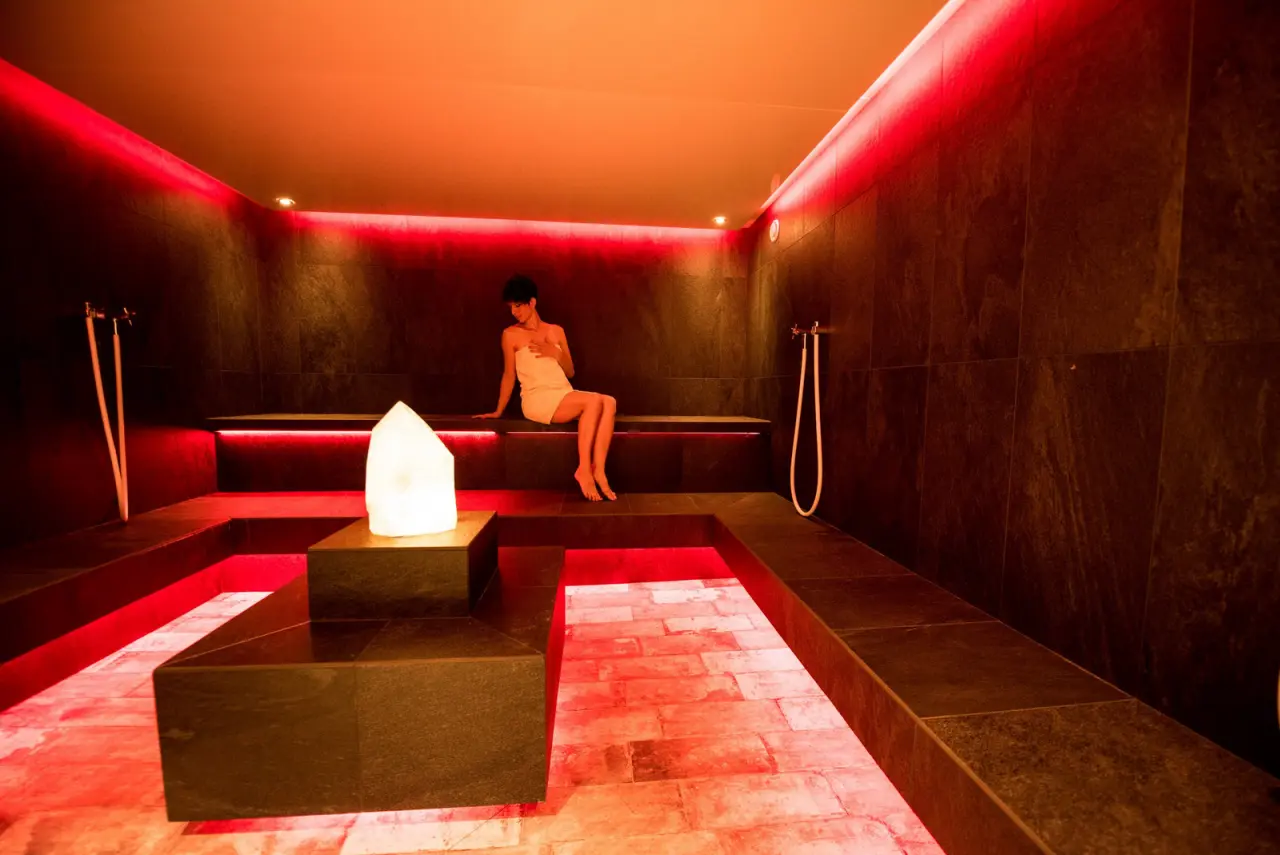 Hotel Pinei Nature & Spirit in St. Ulrich in Gröden – Dampfbad mit stimmungsvoller Beleuchtung | Wellnesshotel Südtirol