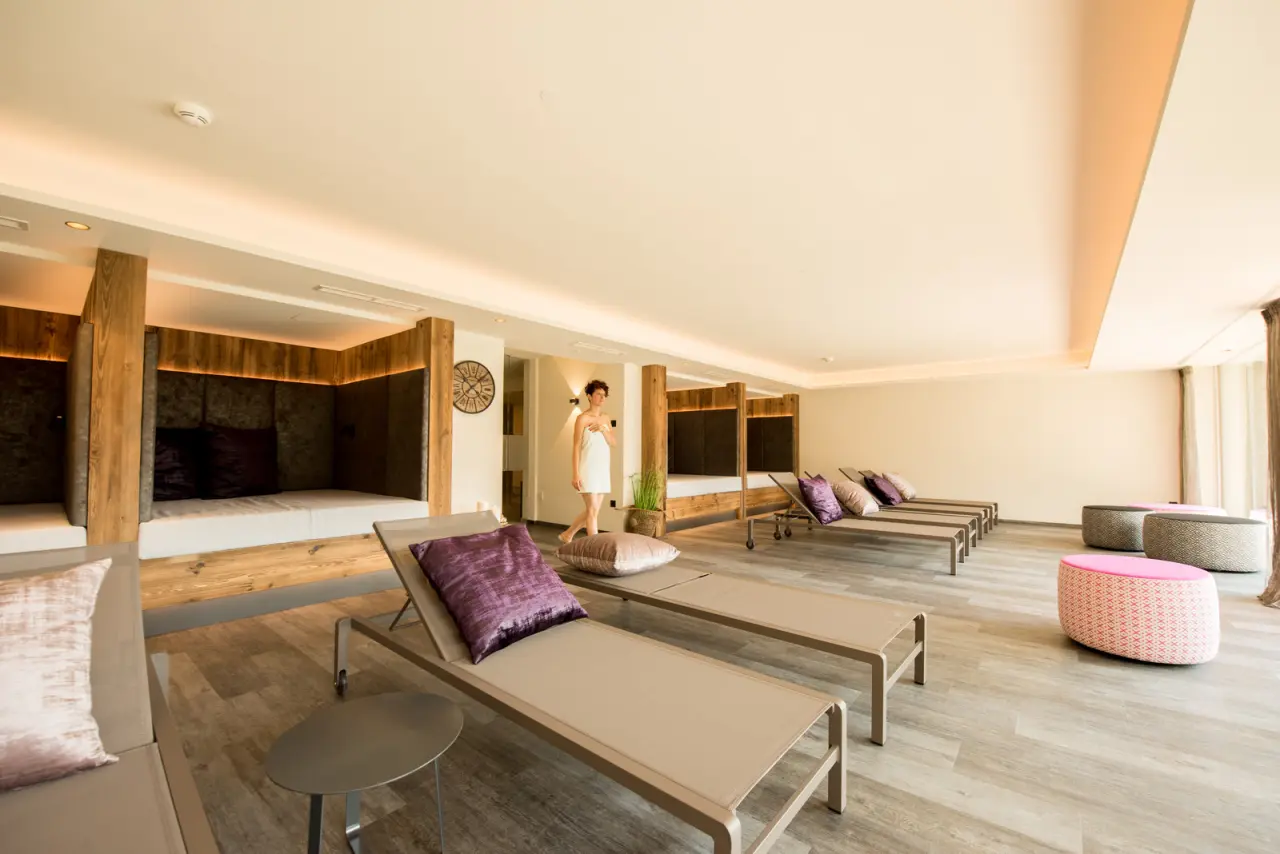 Hotel Pinei Nature & Spirit in St. Ulrich in Gröden – Moderner Ruheraum mit Liegen | Wellnesshotel Südtirol