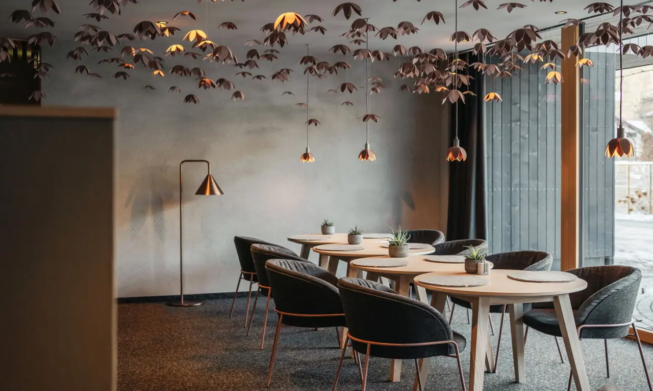 Amrai Suites in Schruns – Elegantes Restaurant mit einzigartiger Deckenbeleuchtung | Wellnesshotel Montafon
