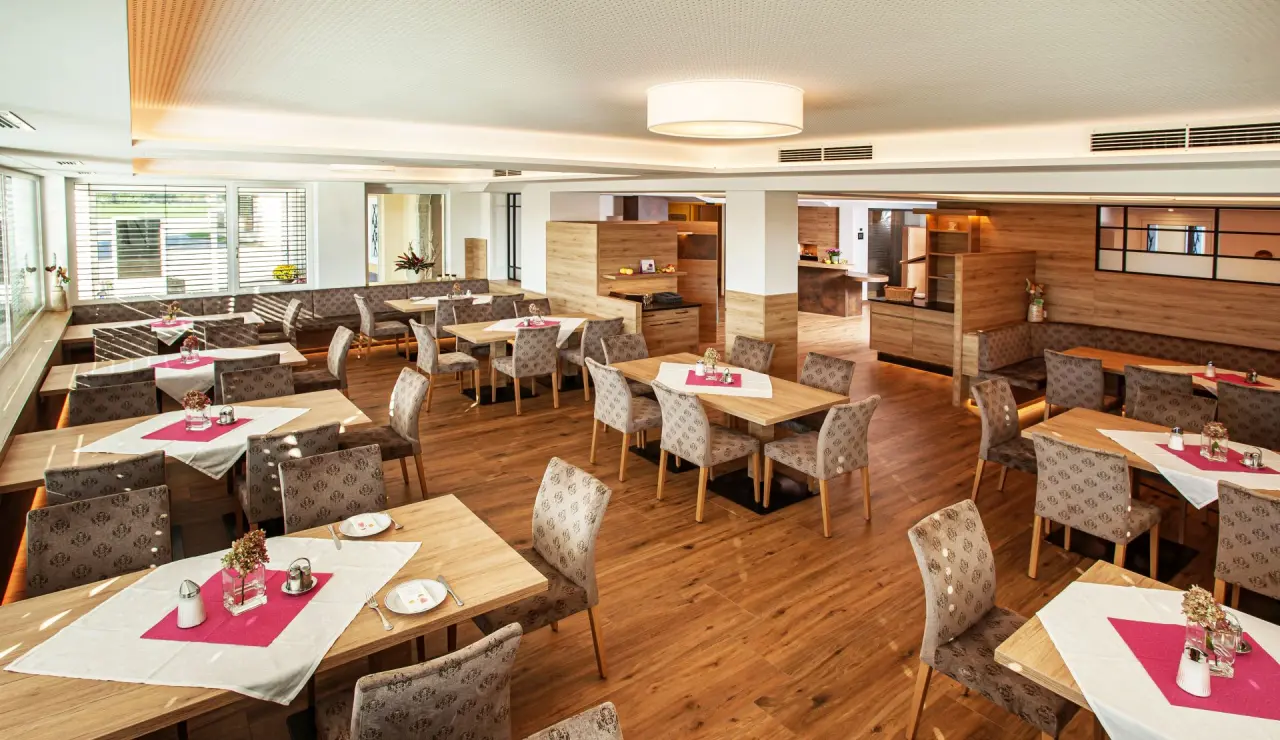 Hotel Gasthof Enichlmayr in Ohlsdorf – Modern eingerichteter Restaurantbereich mit Holztischen | Wellnesshotel Oberösterreich