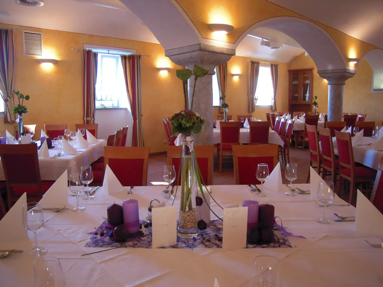Hotel Gasthof Enichlmayr in Ohlsdorf – Gemütliches Restaurant mit festlich gedeckten Tischen | Wellnesshotel Oberösterreich