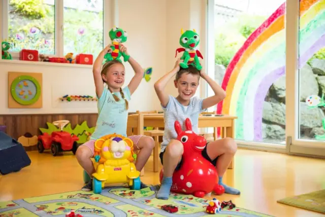 Alpenpark Resort in Seefeld – Fröhliche Kinder spielen im bunten Spielzimmer | Wellnesshotel Tirol