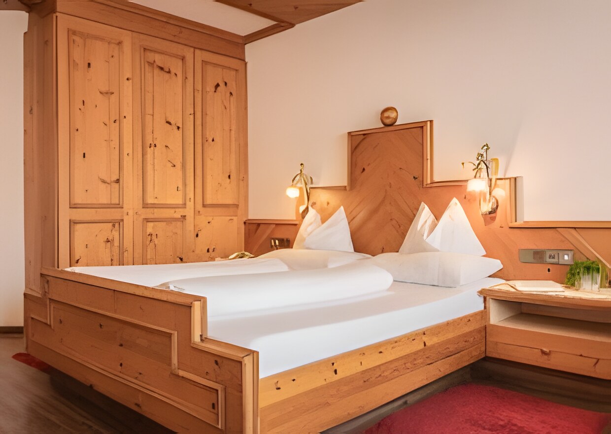 Alpenpark Resort in Seefeld – Gemütliches Doppelzimmer mit Zirbenholzmöbeln und hellem Interieur | Wellnesshotel Tirol
