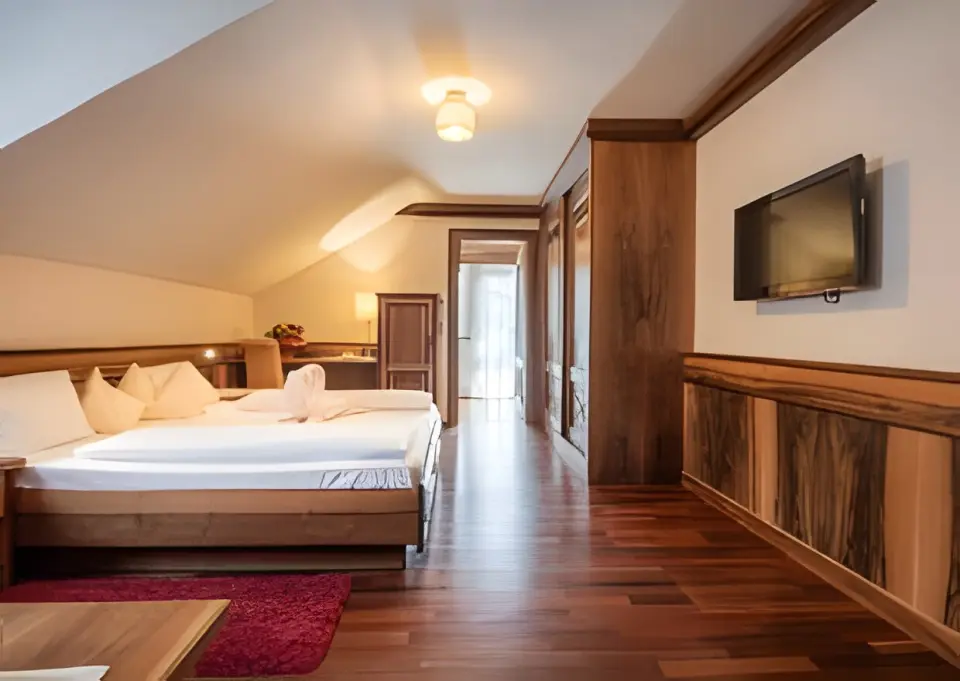 Alpenpark Resort in Seefeld – Komfortables Doppelzimmer mit Holzelementen und Dachschräge | Wellnesshotel Tirol