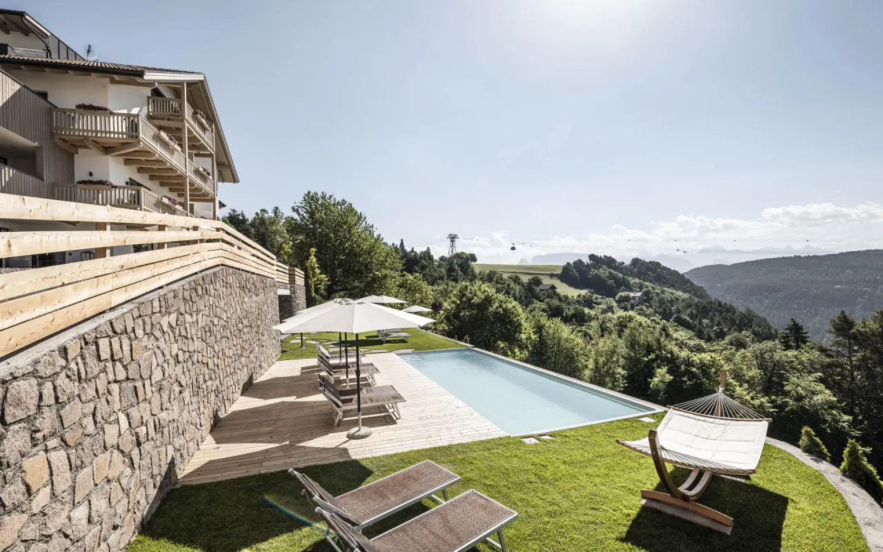 Pippos Mountain Lodge Suites, Dining & Farm