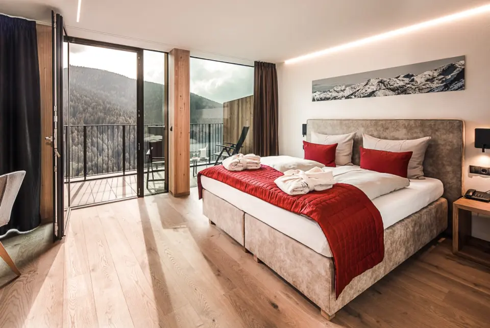 Hotel Panoramic Lotsch in Sarntal – Modernes Doppelzimmer mit Balkon und Bergblick | Wellnesshotel Sarntal