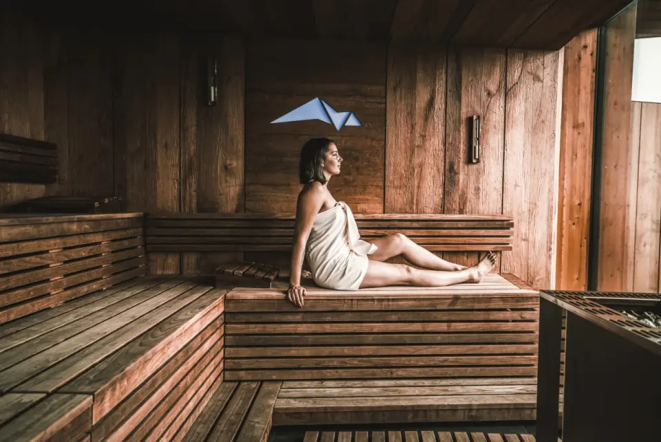 Hotel Panoramic Lotsch in Sarntal – Entspannende Sauna mit Holzverkleidung und Gast | Wellnesshotel Sarntal