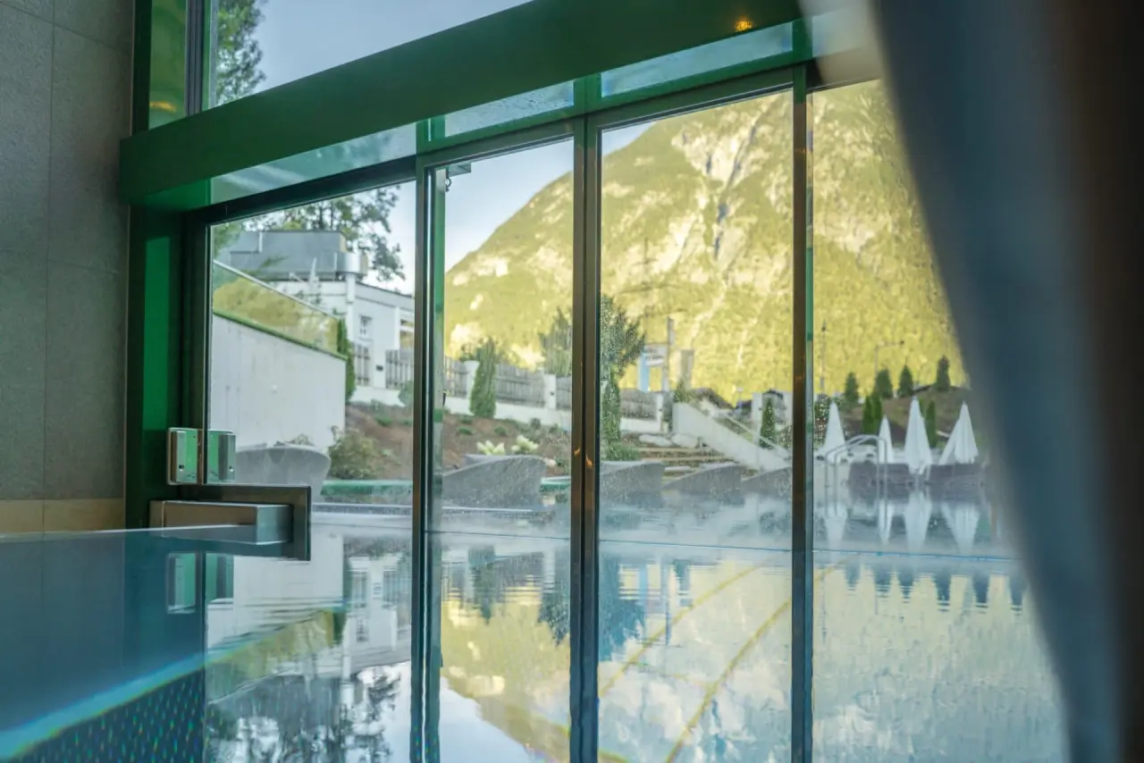 Hotel Jägerhof in Zams – Panoramablick vom Pool auf die umliegende Bergwelt | Wellnesshotel Tirol