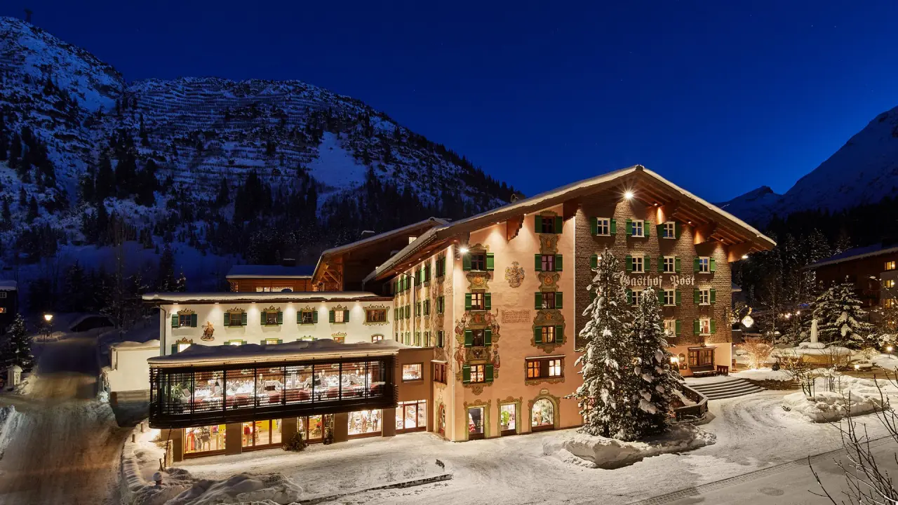 Hotel Post Lech in Lech am Arlberg – Traditionelles Hotelgebäude im Winter bei Nacht | Wellnesshotel Arlberg