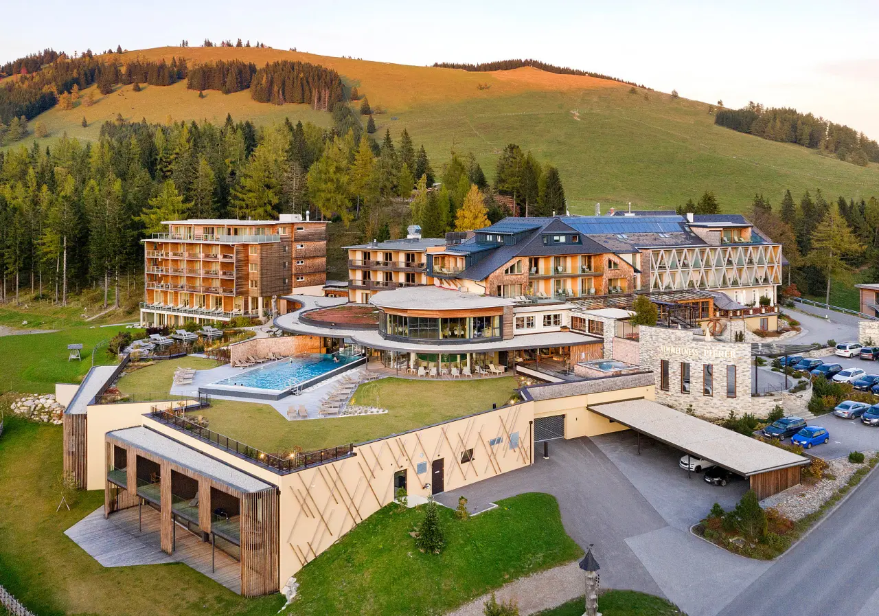 Almwellness Hotel Pierer in Fladnitz – Luftaufnahme des gesamten Hotelkomplexes mit Pool | Wellnesshotel Steiermark