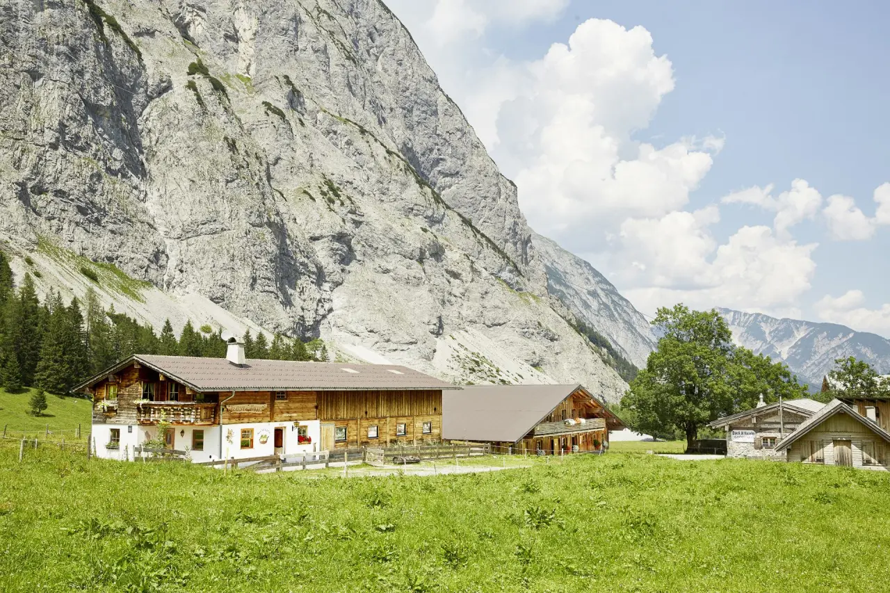 Alpengenuss & Natur SPA Gramai Alm in Pertisau – Traditionelle Almgebäude vor imposanter Bergkulisse | Wellnesshotel Tirol