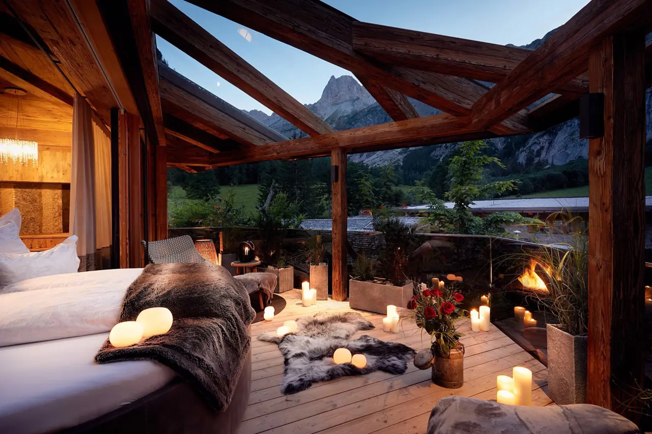 Alpengenuss & Natur SPA Gramai Alm in Pertisau – Romantische Outdoor-Lounge mit Kerzen und Bergblick | Wellnesshotel Tirol