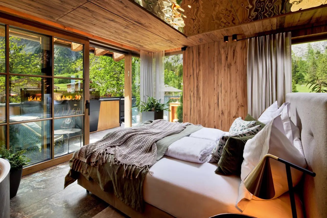 Alpengenuss & Natur SPA Gramai Alm in Pertisau – Modernes Doppelzimmer mit Balkon und Bergblick | Wellnesshotel Tirol