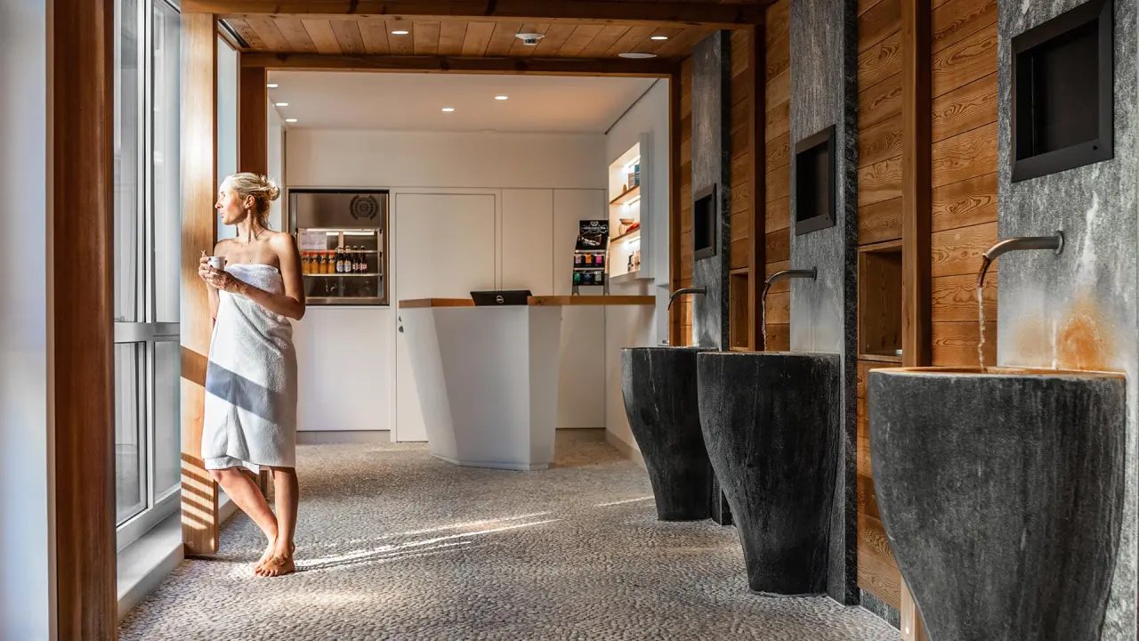 Hotel Belvédère in Scuol – Moderner Spa-Bereich mit Wasserbecken und Entspannung | Wellnesshotel Engadin