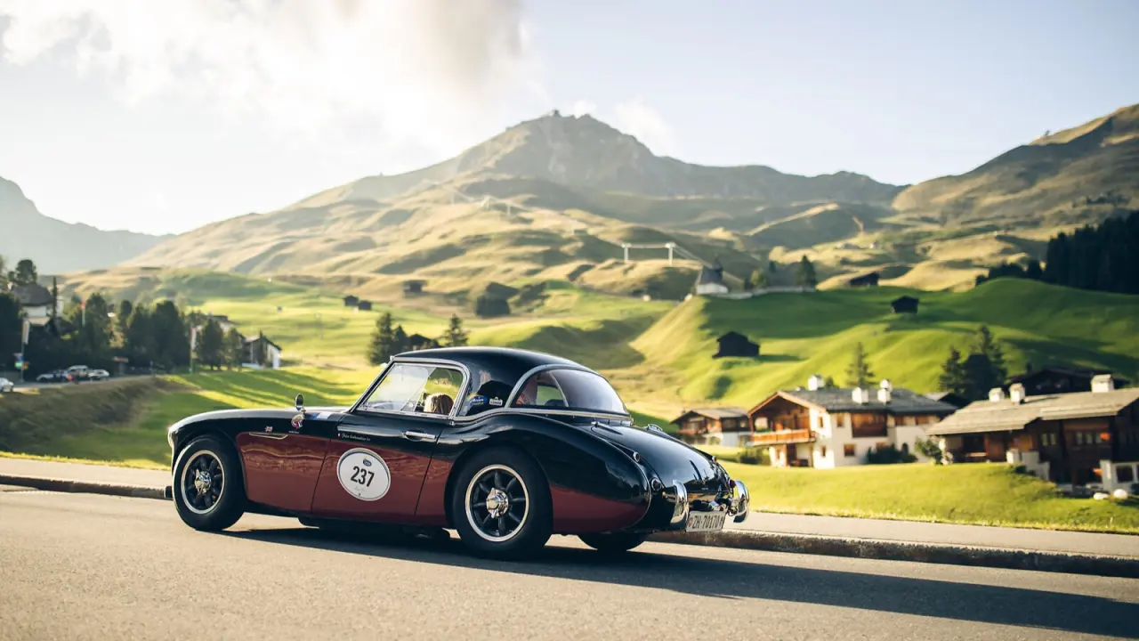 Tschuggen Grand Hotel in Arosa – Klassischer Sportwagen vor alpiner Berglandschaft | Wellnesshotel Graubünden