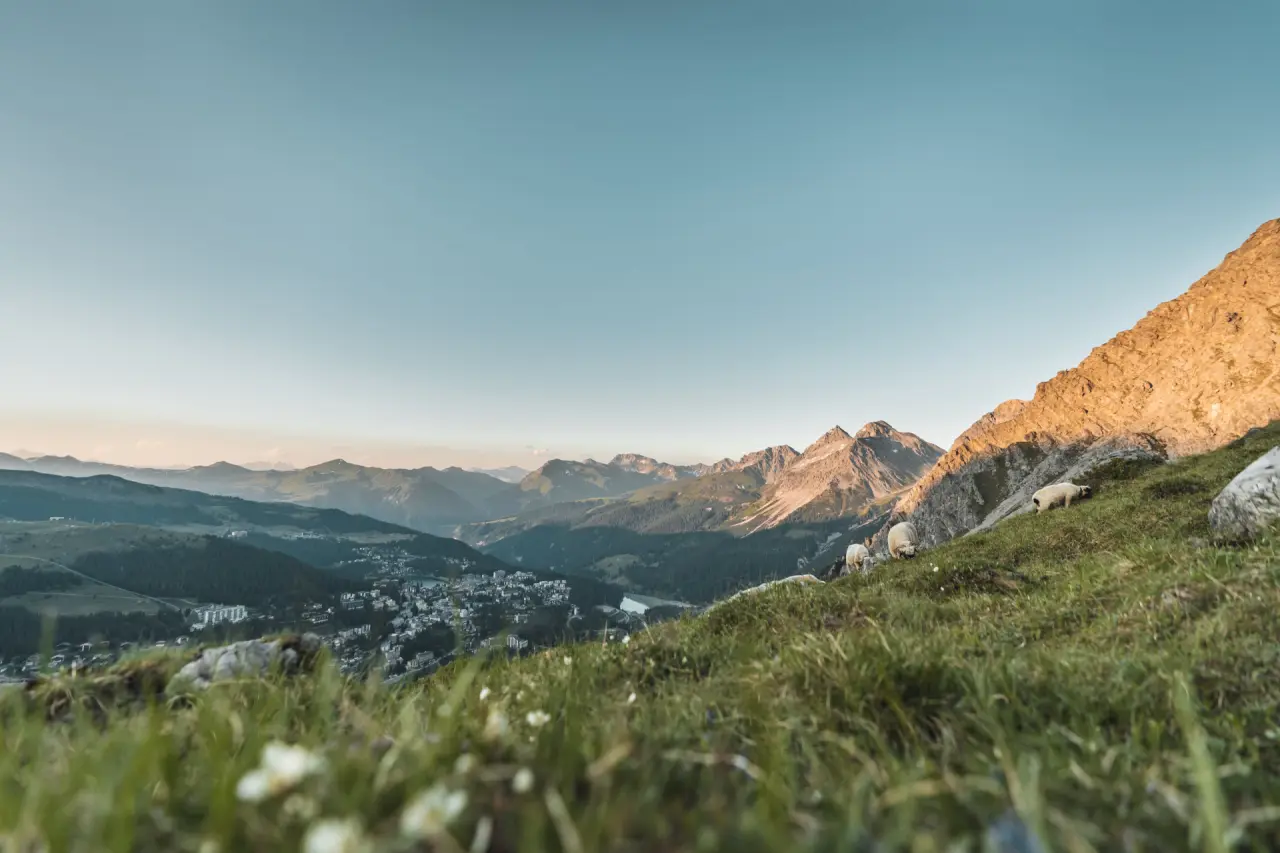 Tschuggen Grand Hotel in Arosa – Malerische Berglandschaft mit Dorf im Tal | Wellnesshotel Graubünden