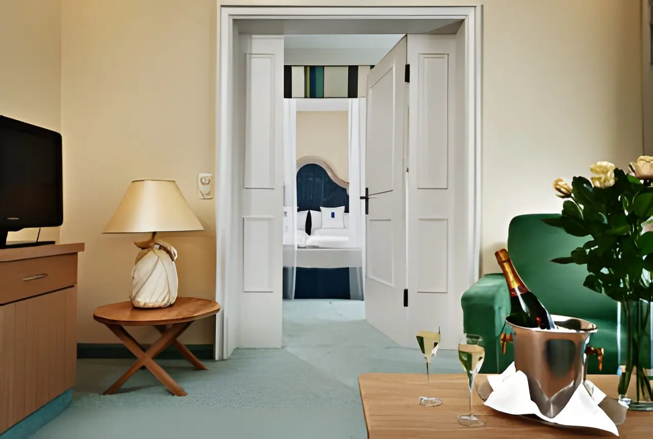 Maximilian***** Quellness- und Golfhotel in Bad Griesbach – Geräumige Suite mit separatem Schlafbereich | Wellnesshotel Rottal