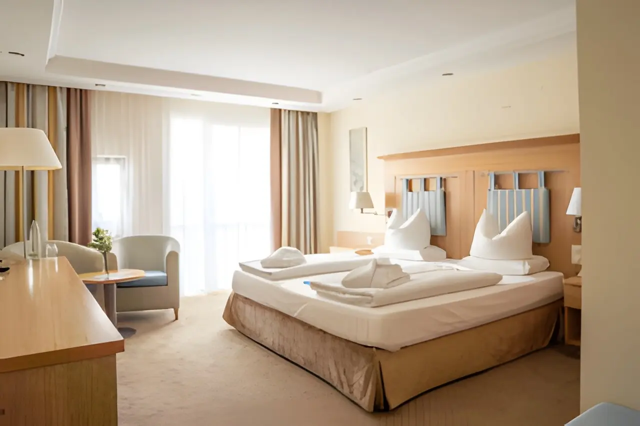 Maximilian***** Quellness- und Golfhotel in Bad Griesbach – Helles Doppelzimmer mit Balkon | Wellnesshotel Rottal