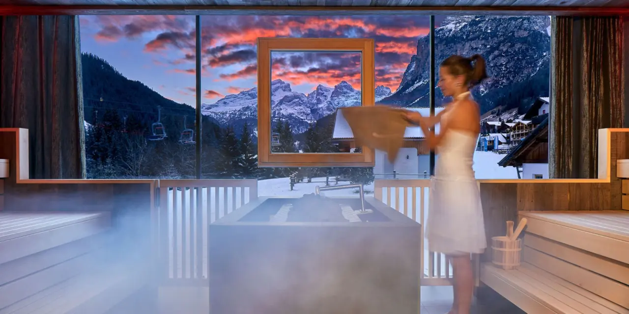 Hotel Christiania in La Villa – Panorama-Sauna mit Bergblick auf die Dolomiten | Wellnesshotel Dolomiten