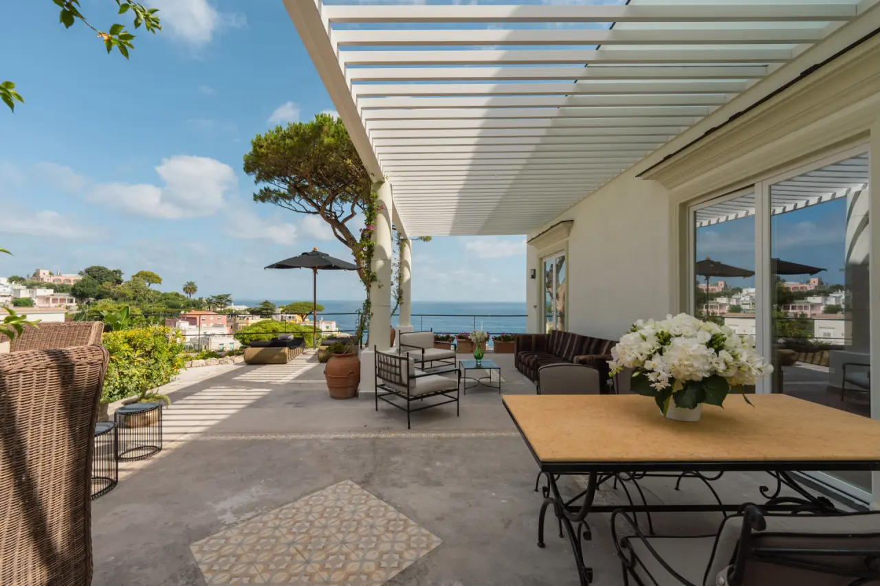 Villa Marina Capri in San Casciano dei Bagni – Geräumige Terrasse mit Meerblick und Sitzbereichen | Wellnesshotel Toskana