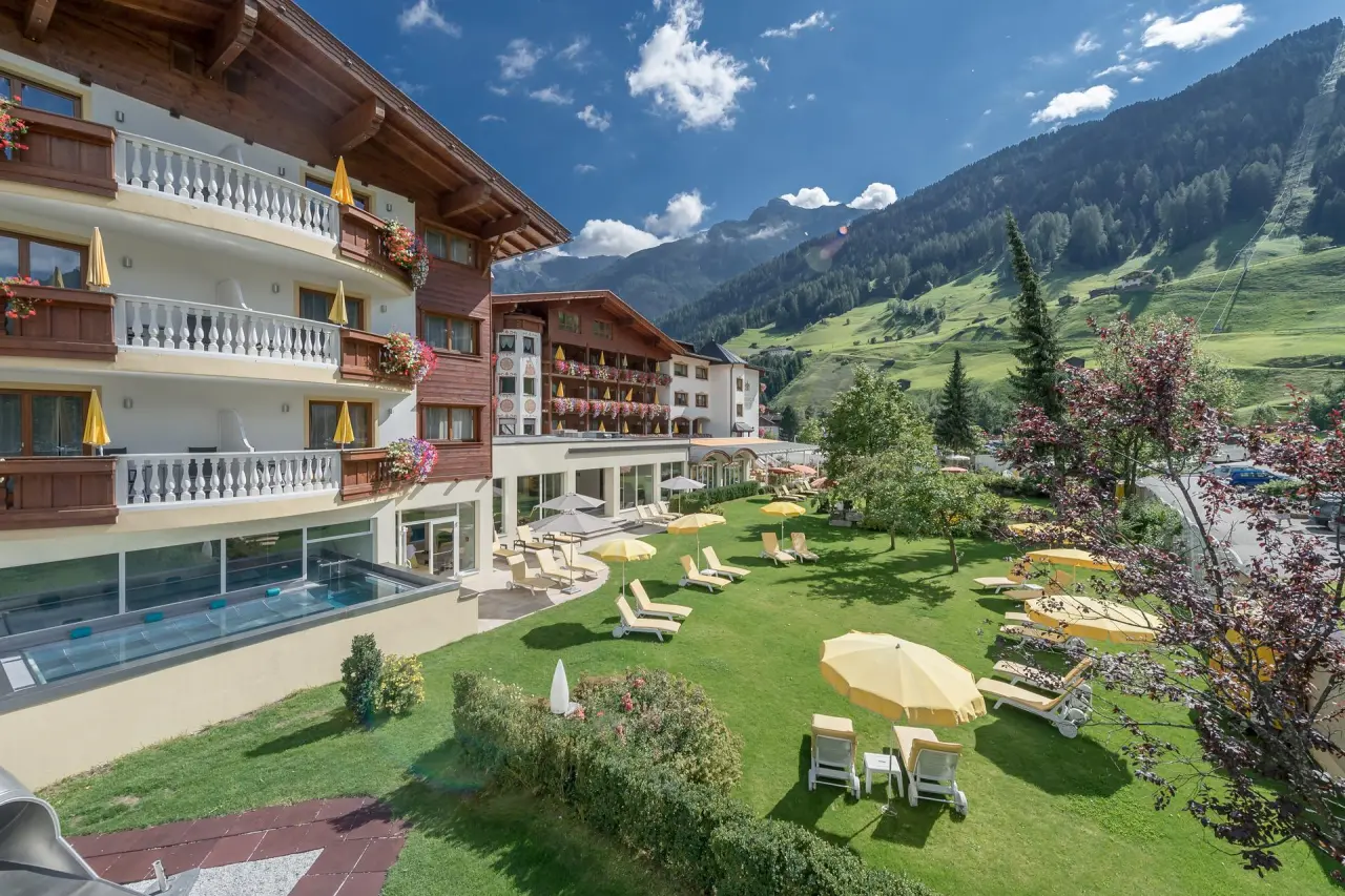 Sporthotel Neustift in Neustift im Stubaital – Sonniger Hotelgarten mit Außenpool und Liegewiese | Wellnesshotel Stubaital