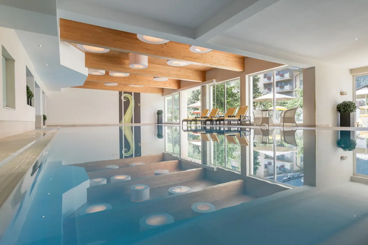 Sporthotel Neustift in Neustift im Stubaital – Modernes Hallenbad mit Holzdecke und großen Fenstern | Wellnesshotel Stubaital