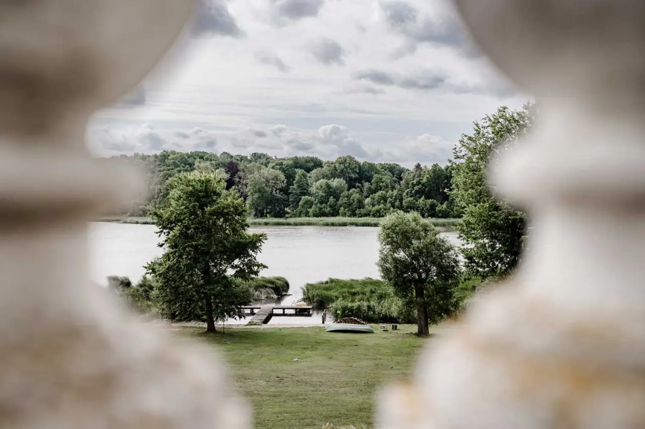 THE RESET HOTEL in Groß Plasten – Malerischer Seeblick durch eine Steinbalustrade | Wellnesshotel Mecklenburg