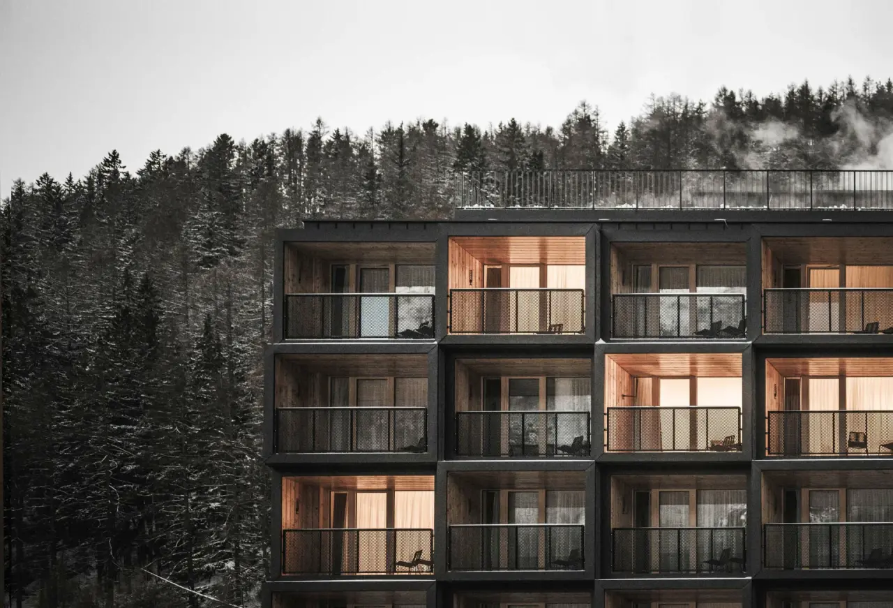 Sportlers Lodge Sölden in Sölden – Moderne Hotelfassade mit Balkonen im Winter | Wellnesshotel Tirol