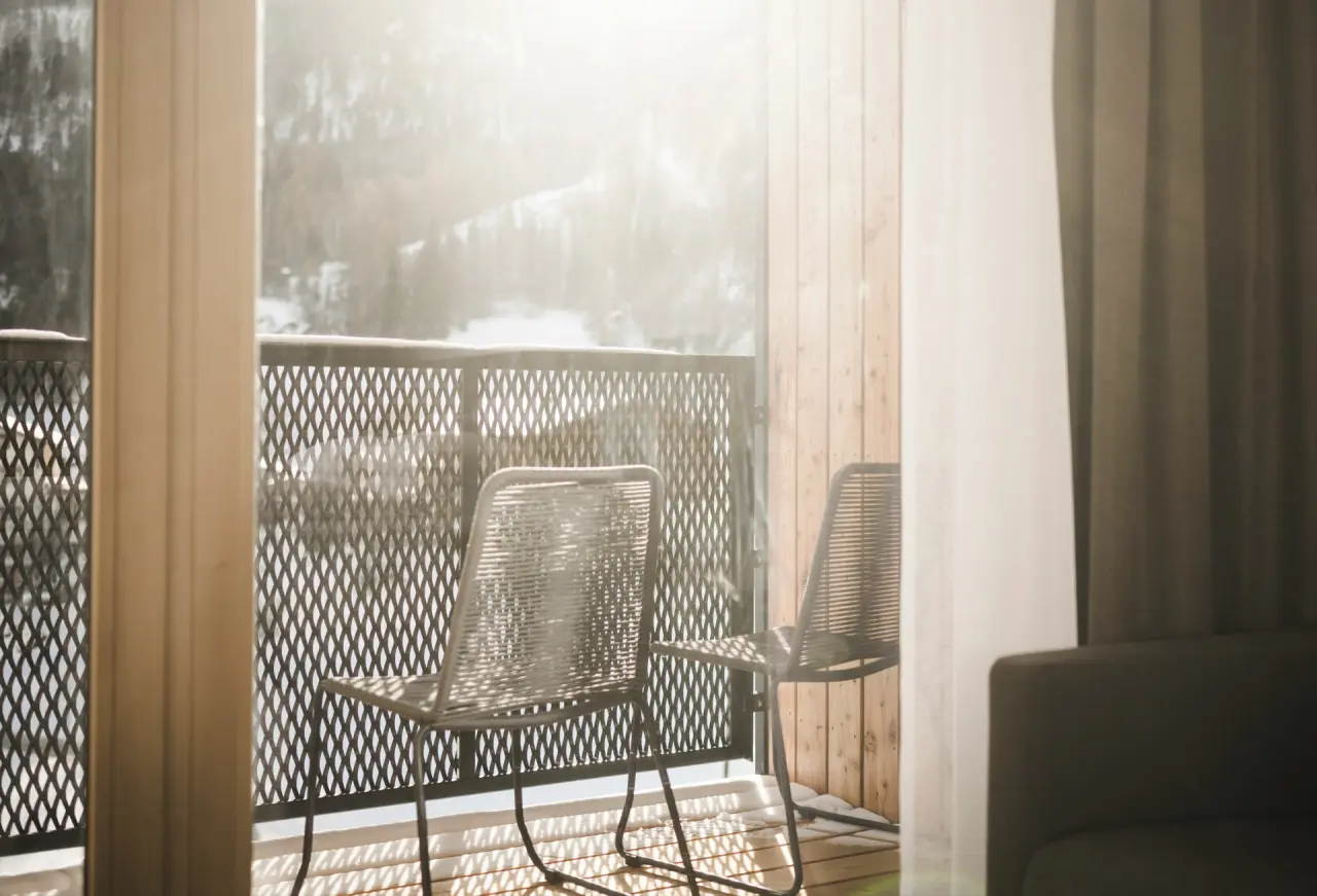 Sportlers Lodge Sölden in Sölden – Balkon mit Bergblick und Sitzgelegenheiten | Wellnesshotel Tirol