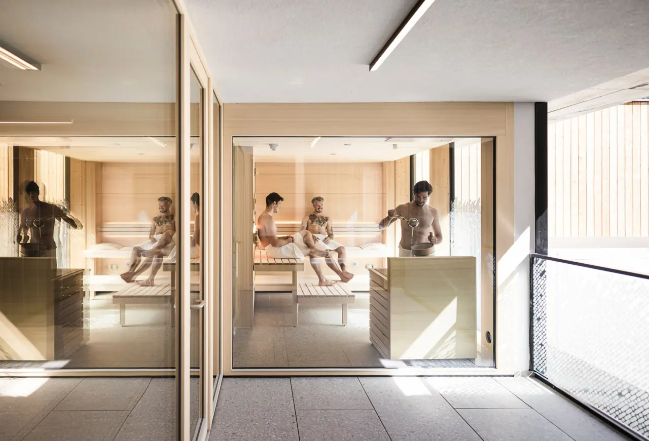 Sportlers Lodge Sölden in Sölden – Moderne Sauna mit Gästen und Holzelementen | Wellnesshotel Tirol