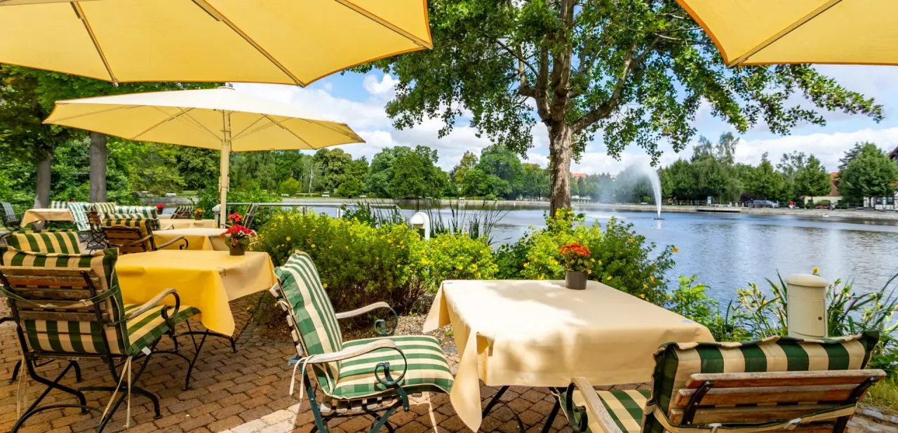 Landhaus Zu den Rothen Forellen in Ilsenburg – Seeterrasse mit Restaurantbereich und Blick auf den See | Wellnesshotel Harz