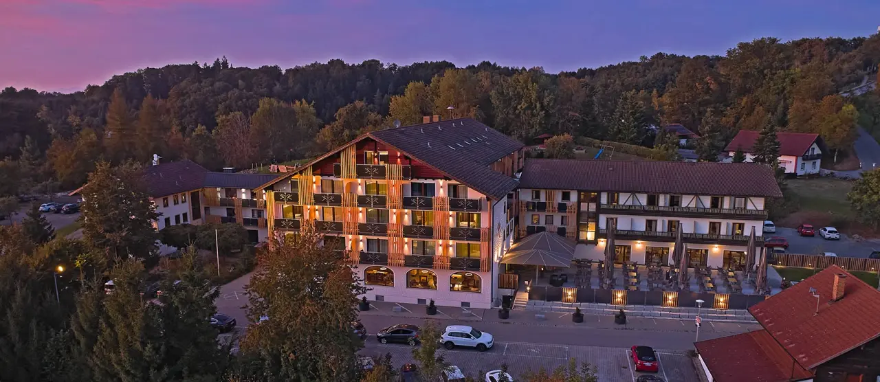 Wellnesshotel Zum Koch in Ortenburg – Außenansicht des Hotels bei Abenddämmerung | Wellnesshotel Niederbayern