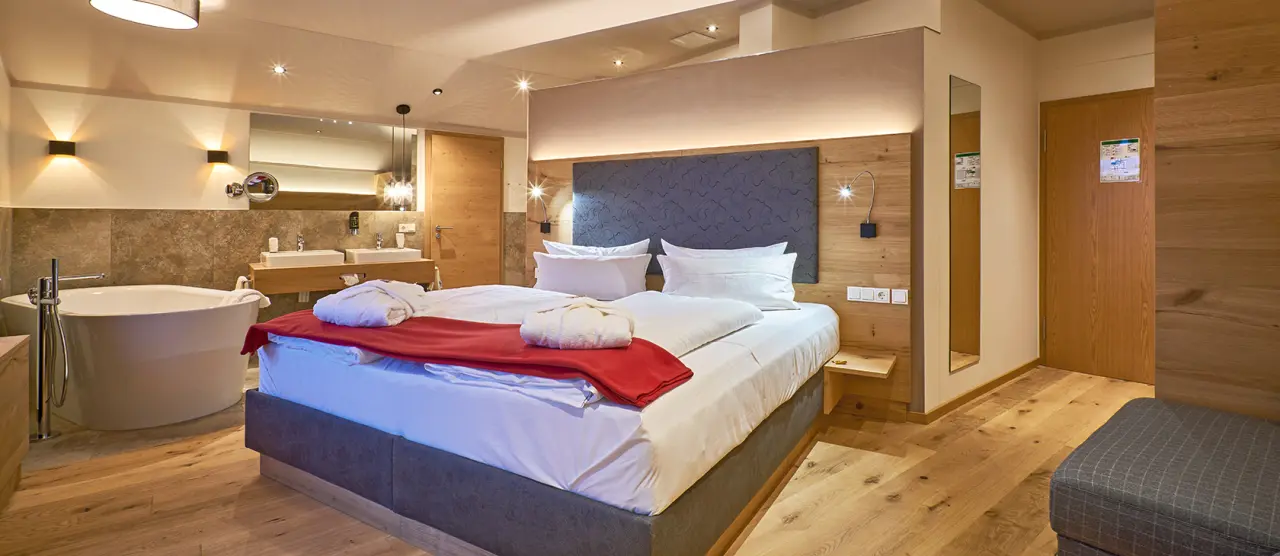 Wellnesshotel Zum Koch in Ortenburg – Komfortables Doppelzimmer mit freistehender Badewanne | Wellnesshotel Niederbayern