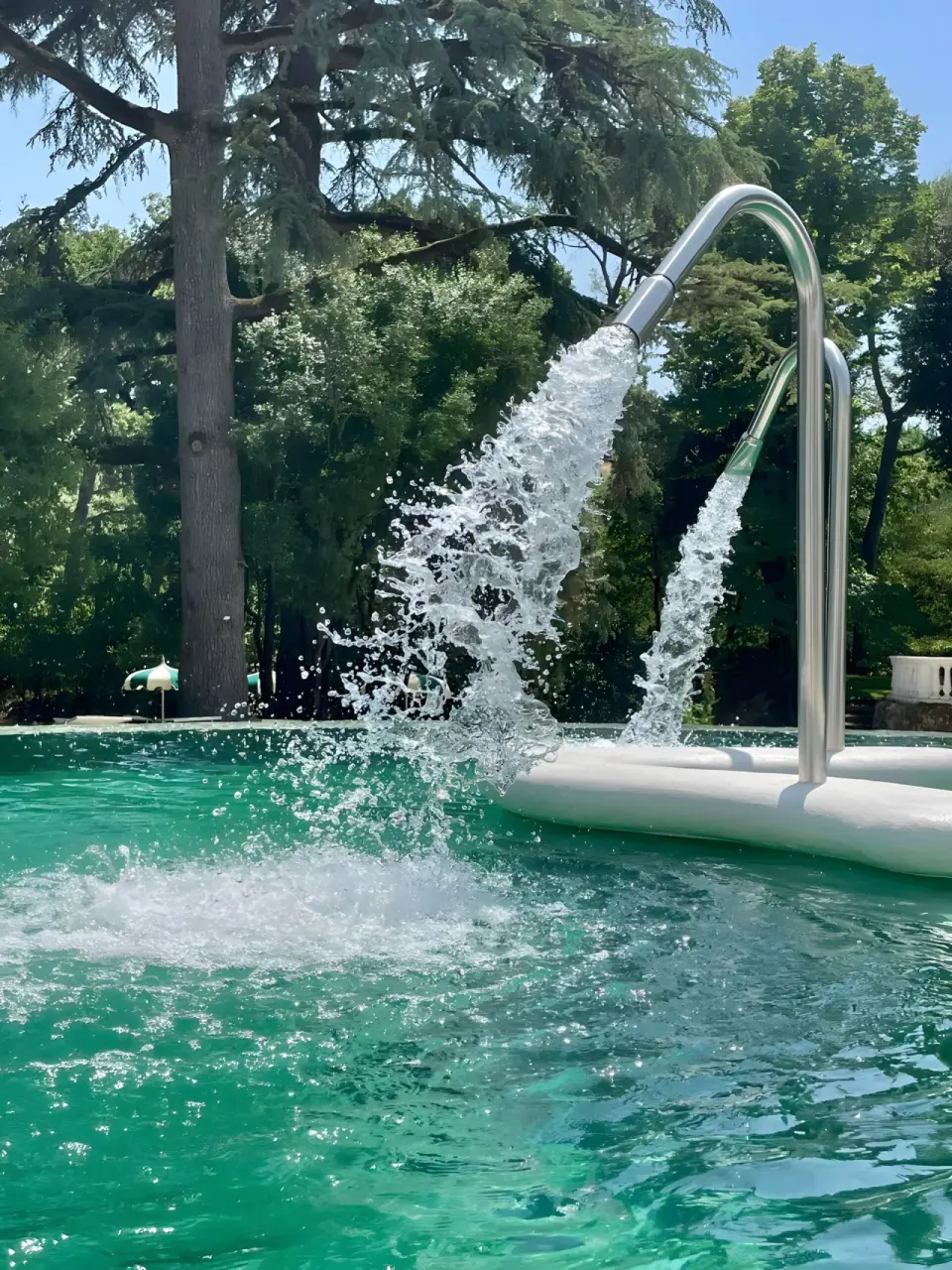 Hotel Villa Serena 3 stelle Castrocaro Terme in Castrocaro Terme – Erfrischende Wasserstrahlen im Außenpool | Wellnesshotel Emilia-Romagna