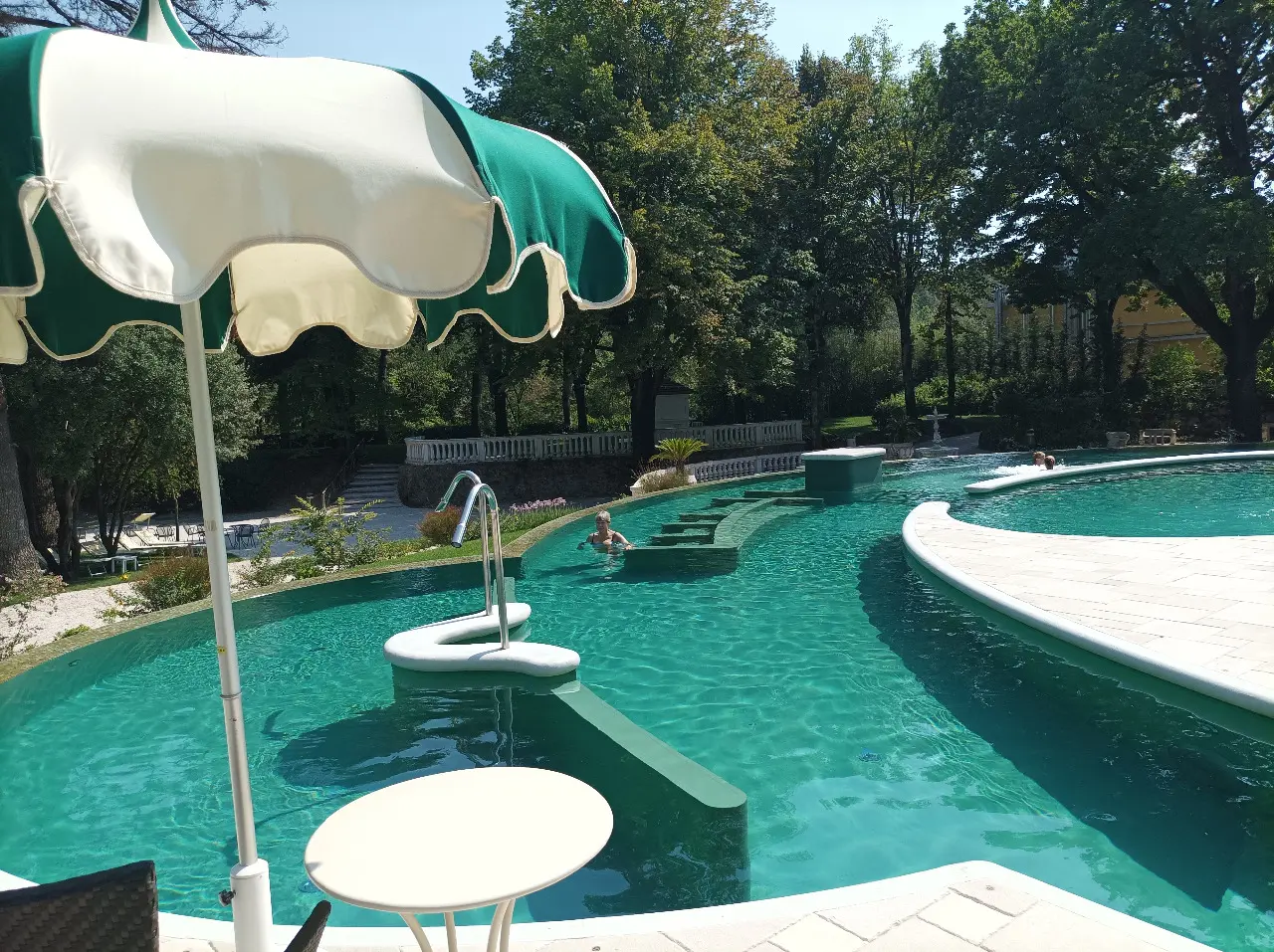 Hotel Villa Serena 3 stelle Castrocaro Terme in Castrocaro Terme – Außenpool mit Sonnenschirm und Liegebereich | Wellnesshotel Emilia-Romagna