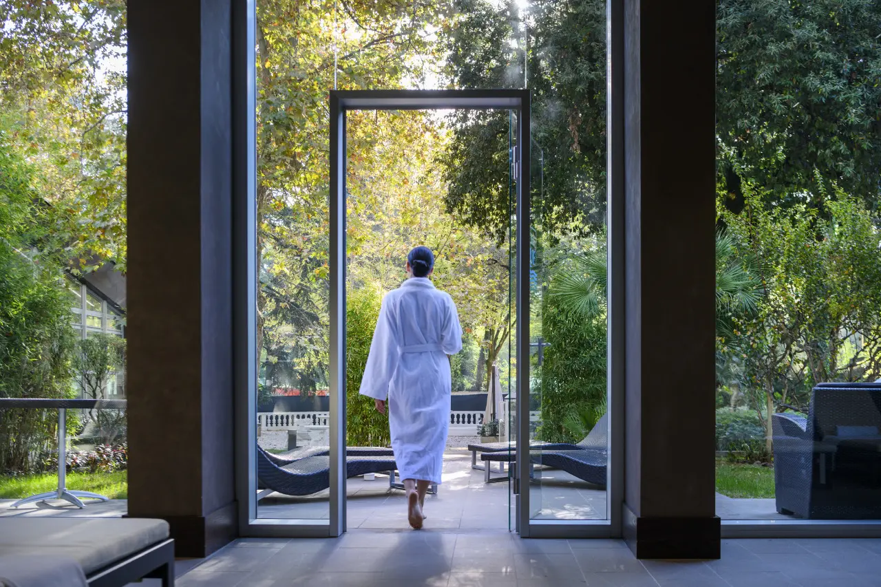 Hotel Villa Serena 3 stelle Castrocaro Terme in Castrocaro Terme – Gast im Bademantel auf dem Weg in den Garten | Wellnesshotel Emilia-Romagna