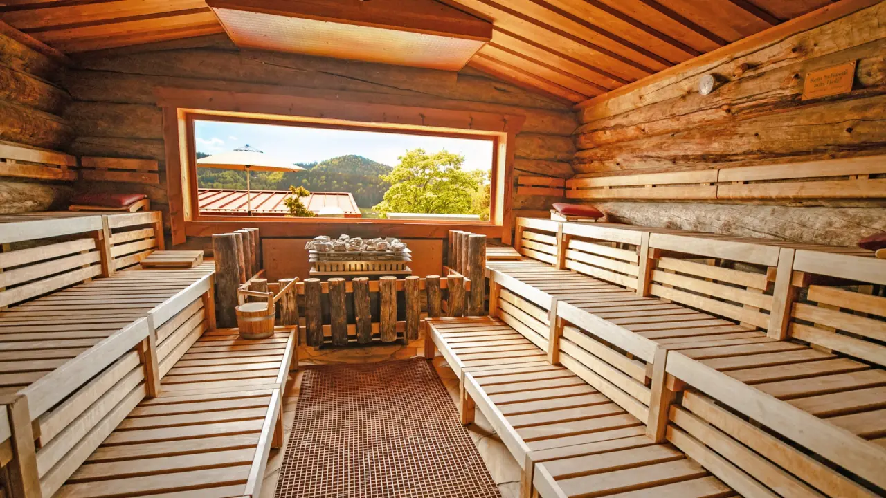 Wellnesshotel Hofbräuhaus in Bodenmais – Panorama-Sauna mit Ausblick in die Natur | Wellnesshotel Bayerischer Wald