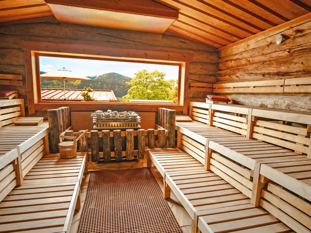 Wellnesshotel Hofbräuhaus in Bodenmais – Panorama-Sauna mit Ausblick in die Natur | Wellnesshotel Bayerischer Wald