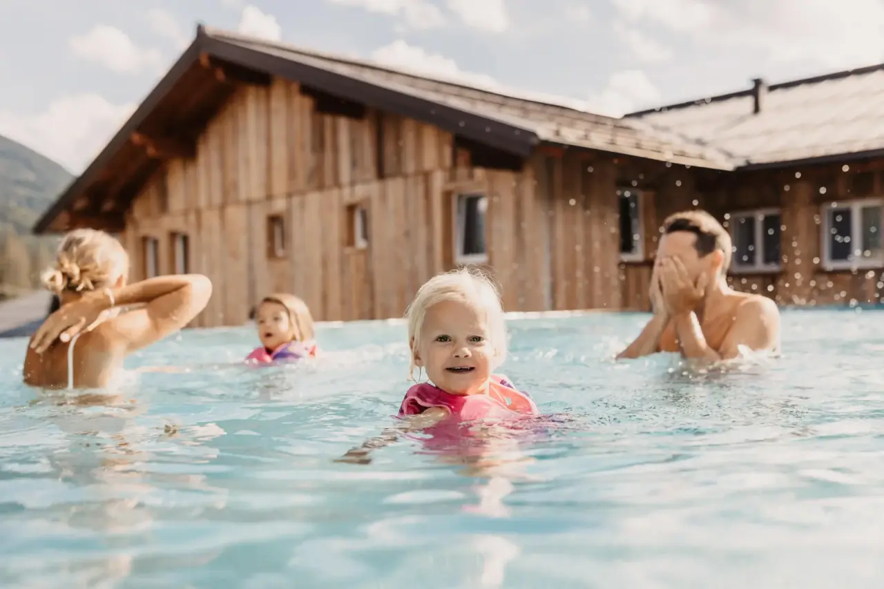 Hofgut Apartment & Lifestyle Resort Wagrain in Wagrain – Familie mit Kindern im Außenpool | Wellnesshotel Salzburger Land