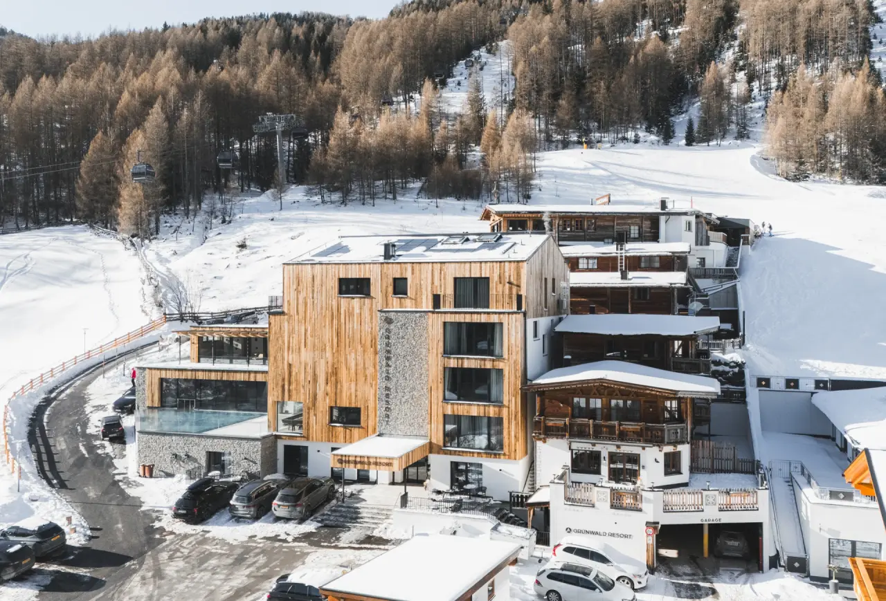Aparthotel Grünwald Resort Sölden in Sölden – Hotelanlage im Winter mit direktem Zugang zur Skipiste | Wellnesshotel Tirol