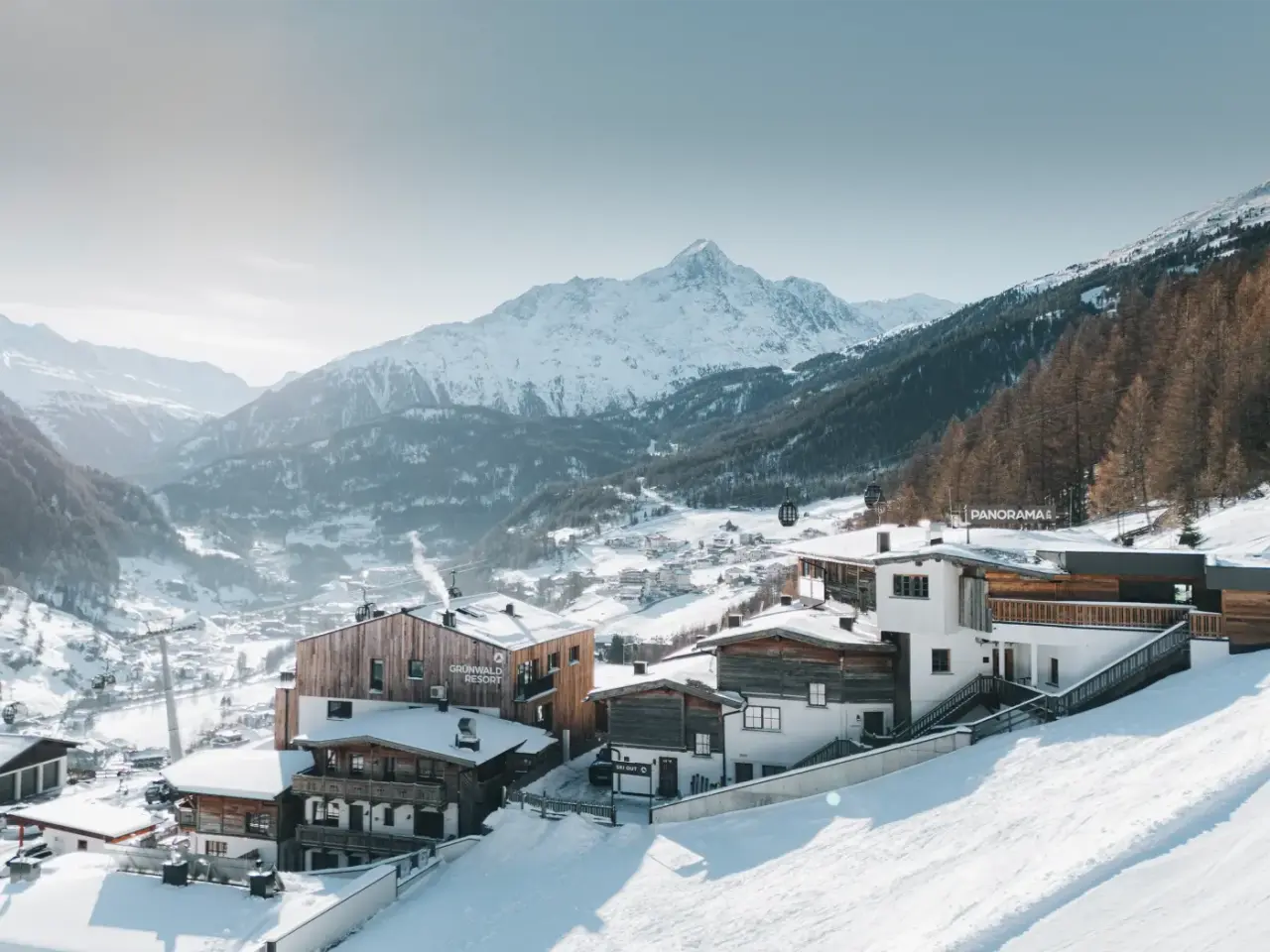 Aparthotel Grünwald Resort Sölden in Sölden – Winterpanorama von Sölden mit verschneiten Bergen | Wellnesshotel Tirol