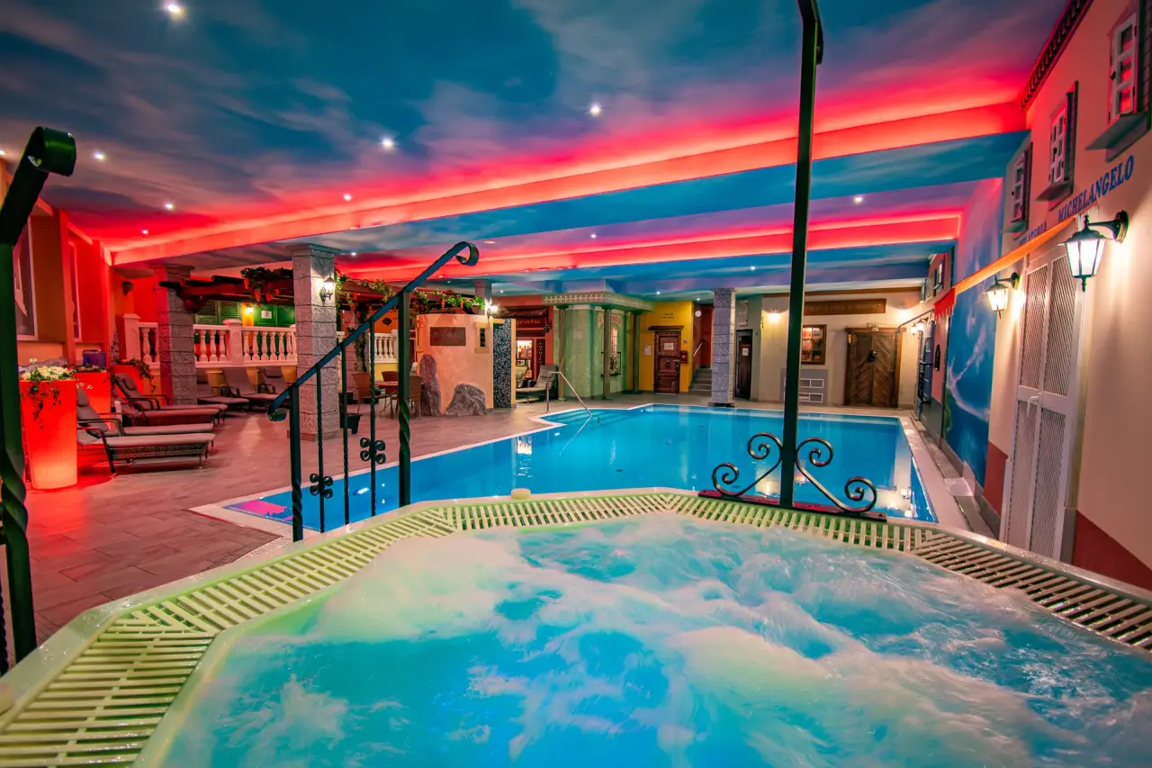 Vital- und Wellnesshotel Albblick in Waldachtal – Innenpool und Whirlpool mit stimmungsvoller Beleuchtung | Wellnesshotel Schwarzwald