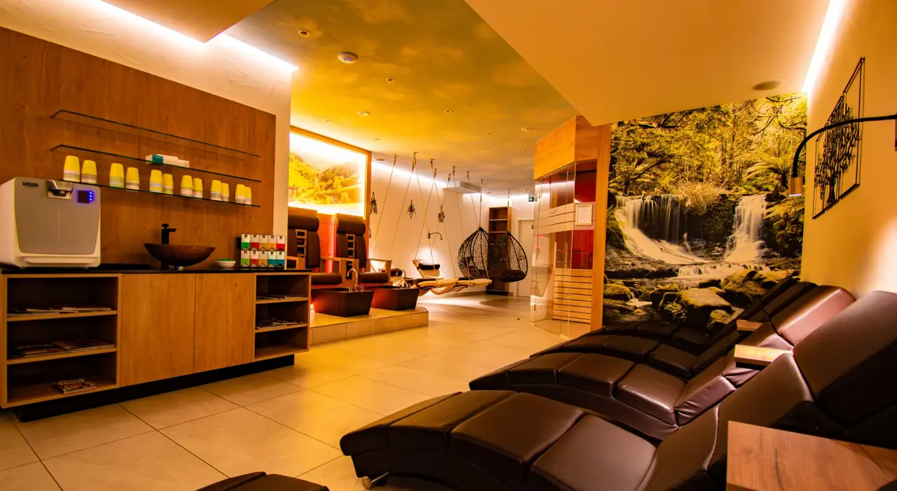 Vital- und Wellnesshotel Albblick in Waldachtal – Entspannungsbereich im Spa mit Liegen und Wandbild | Wellnesshotel Schwarzwald