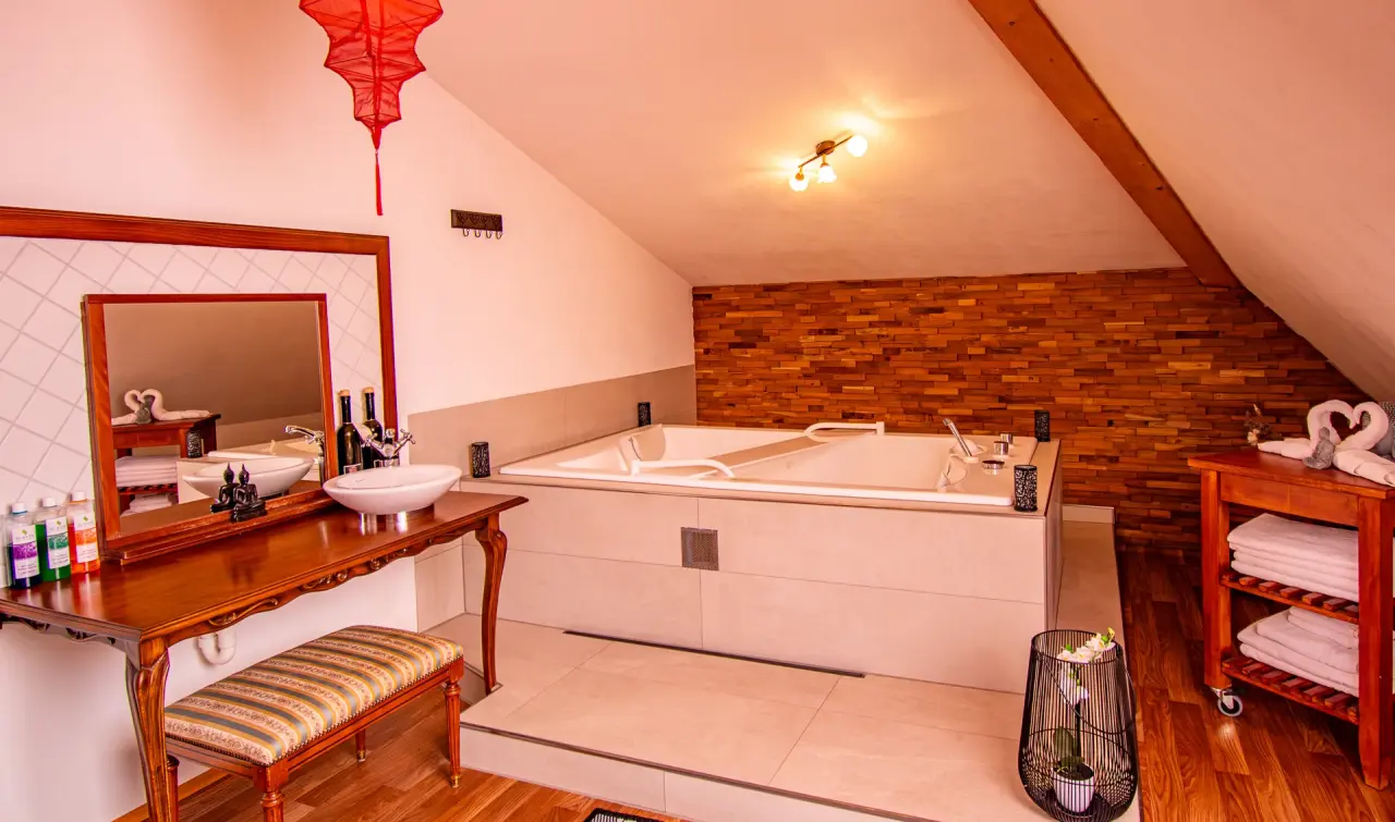 Vital- und Wellnesshotel Albblick in Waldachtal – Whirlpool im Zimmer unter Dachschräge | Wellnesshotel Schwarzwald