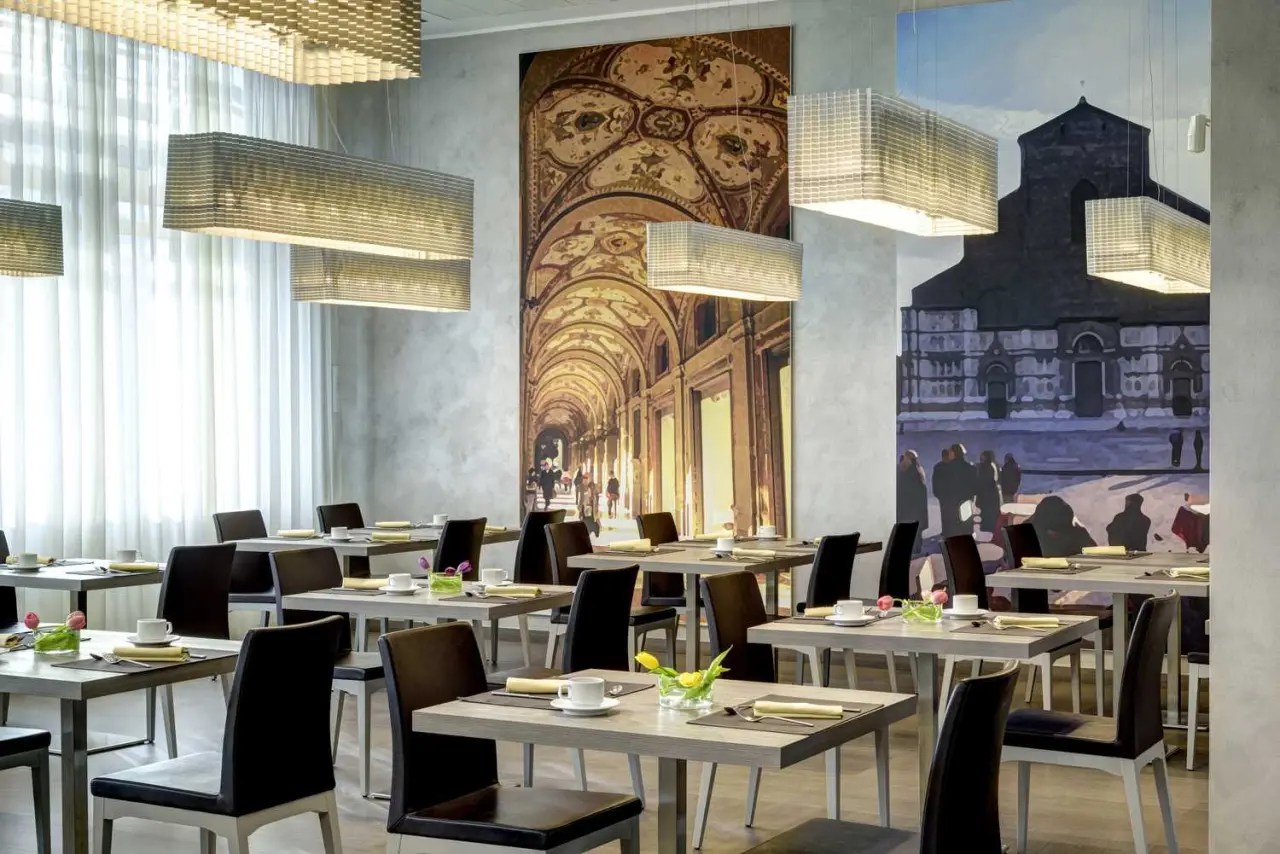UNA Hotels San Vitale Bologna in Bologna – Helles Restaurant mit modernem Dekor und Wandbildern