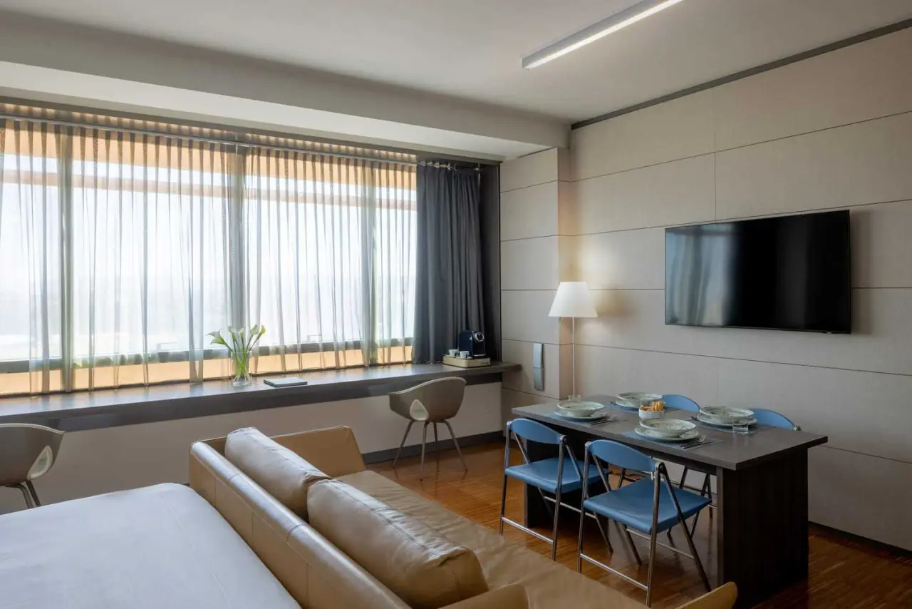 UNA Hotels San Vitale Bologna in Bologna – Geräumige Suite mit Essbereich und Sofa