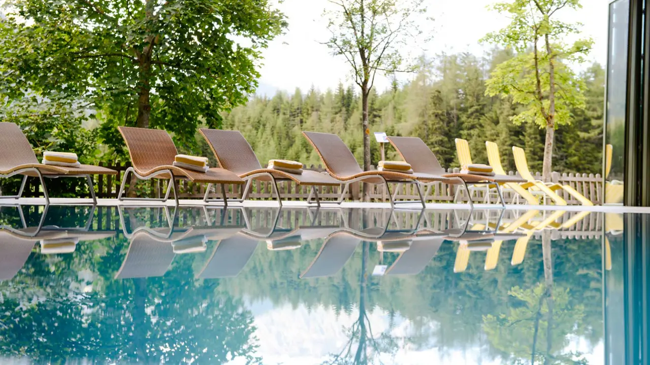 Wanderhotel Taurerwirt in Kals am Großglockner – Außenpool mit Liegen und Bergblick | Wellnesshotel Osttirol