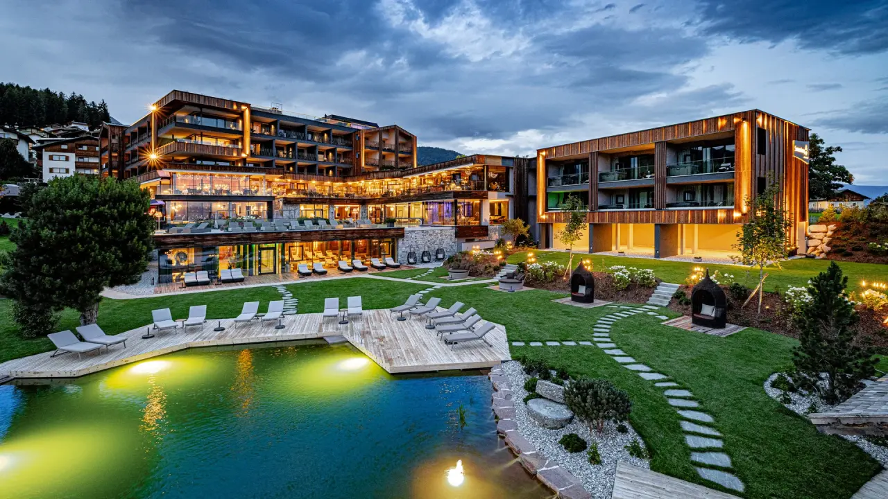 Sonnenberg in Terenten – Beleuchtetes Hotel mit Naturpool und Dolomitenblick | Wellnesshotel Südtirol
