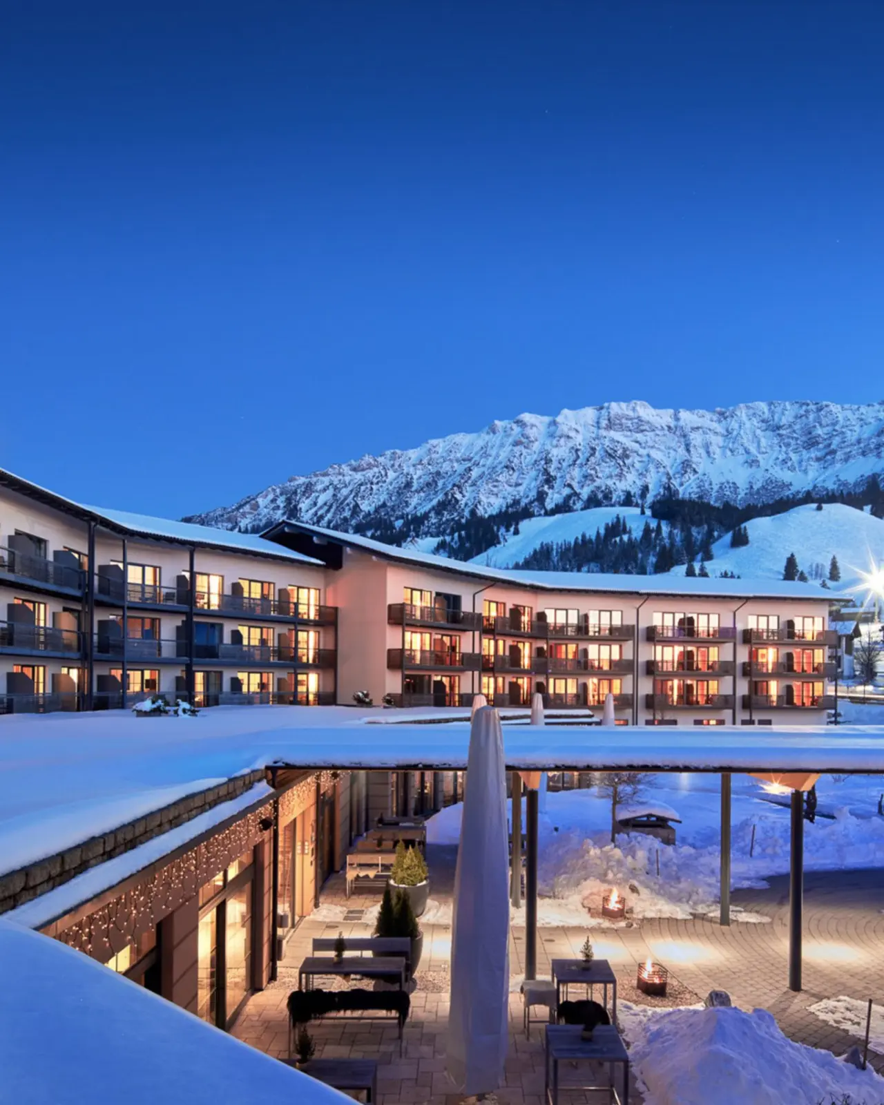 Panoramahotel Oberjoch in Bad Hindelang – Winterliche Hotelansicht mit verschneiten Bergen | Wellnesshotel Allgäu